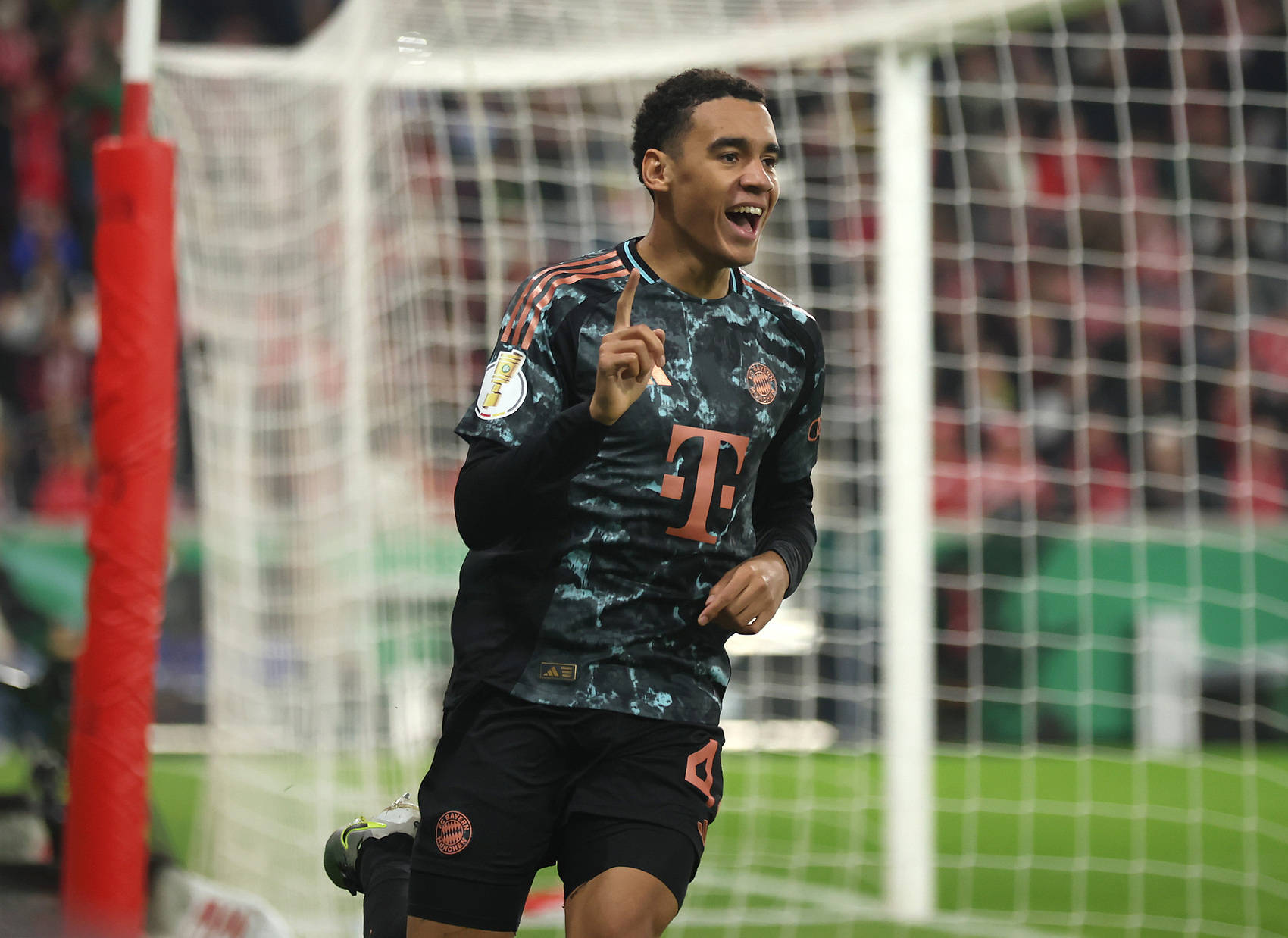 德国杯-穆西亚拉半场戴帽萨内破门 拜仁4-0美因茨晋级