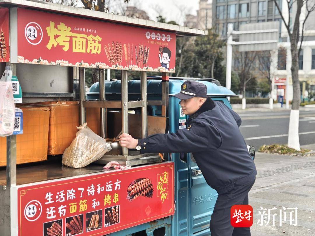 南京高淳区淳溪街道：流动摊主17面锦旗致谢城管人
